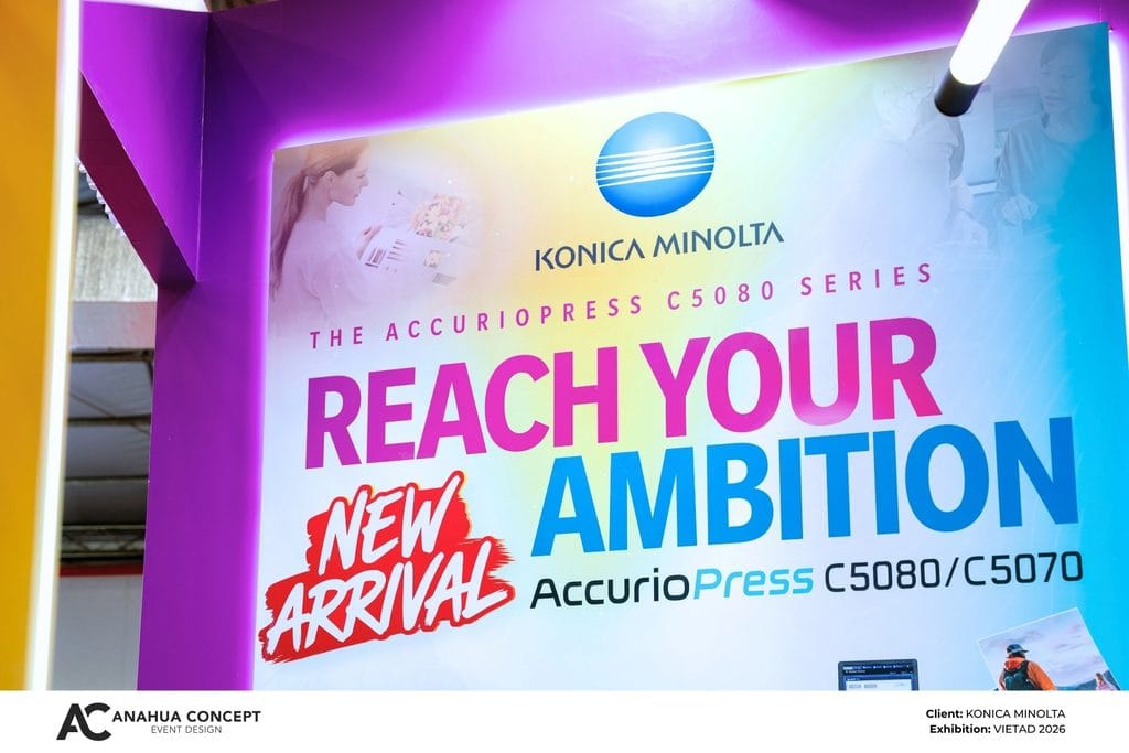 Konica Minolta exhibition space combining graphics, brand colors, and LED lighting